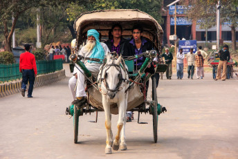 Fahrgäste in einem Pferdewagen in einer Straße in Agra, Uttar Pradesh. Die im frühen 16. Jahrhundert gegründete Stadt ist ein wichtiges Industrie- und Handelszentrum, das jedes Jahr Tausende von Touristen anzieht, welche die zahlreichen historischen Monumente besuchen © Don Mammoser