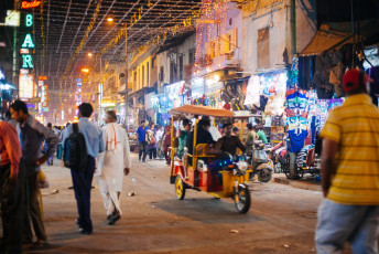 Selbst abends ist die Hauptbasarstraße von Chandni Chowk voller Einheimischer und Besucher, die hierher kommen, um einzukaufen, in den vielen Restaurants zu essen usw. Alt-Delhi © Alexandra Lande