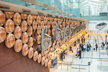 Der Indira Gandhi International Airport von Delhi ist einer der verkehrsreichsten Passagierflughäfen der Welt. Buddhistische Mudras, symbolische Handgesten, die Freude und Glück bringen sollen, schmücken die Wand. Indien © saiko3p