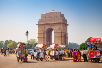 Straßenhändler verkaufen Eis an Touristen vor dem India Gate, Neu-Delhi. Dieses Denkmal wurde zum Gedenken an die 84 000 Soldaten der Britisch-Indischen Armee errichtet, die im Ersten Weltkrieg gefallen sind. Indien © Sean Hsu