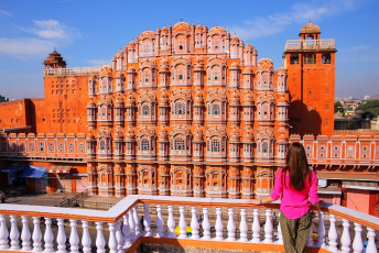 Das beeindruckende Hawa Mahal, 1799 aus rotem Sandstein erbaut, wird auch Palast der Winde genannt. Das Design erinnert an die Krone der Hindu-Gottheit Krishna, und das kunstvolle Gitterwerk ermöglichte es den königlichen Damen, das Treiben auf der Straße unter ihnen zu beobachten, ohne selbst gesehen zu werden. Jaipur © Don Mammoser