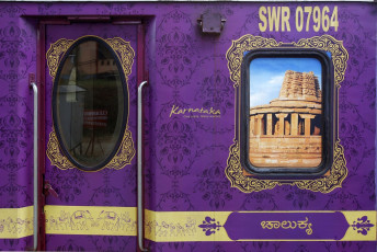 Die adrette Außenseite des Golden Chariot Zuges ist mit Bildern der Denkmäler geschmückt, die Sie während dieser wunderbaren Zugfahrt besuchen werden. © Fernando Quevedo