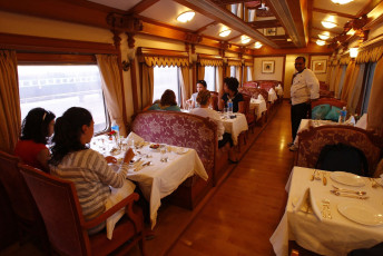Der Restaurant-Waggon des Golden Chariot Train besteht aus zwei verschiedenen Restaurants verschiedener Küchen - Nala und Ruchi - die ein Buffet mit vegetarischen und nicht-vegetarischen Gerichten anbieten. © Fernando Quevedo
