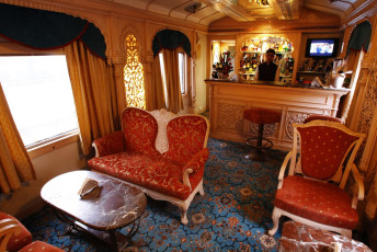 Der Barwagen des Golden Chariot-Zuges verfügt über eine plüschige und königliche Innenausstattung, die auch als Cigar Bar Lounge (Madira genannt) bekannt ist und dem Mysore-Palast des frühen 20. Jahrhunderts nachempfunden ist. © Fernando Quevedo
