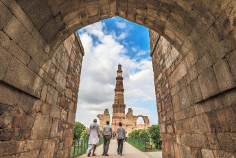 Der aus dem 12. Jahrhundert stammende Qutub-Minar-Turm in Neu Delhi, Indien - Foto von Kanisorn Pringthongfoo