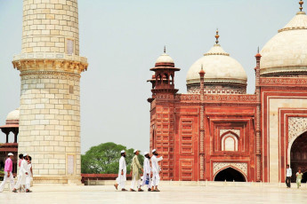 Rote Sandsteinmoschee im Taj-Mahal-Komplex, Agra - Foto von Galyna Andrushko