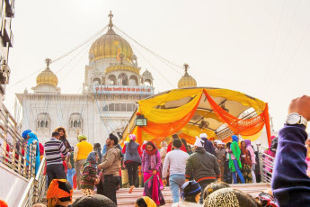 Gurdwara Bangla Sahib, der Hauptsikhtempel in Neu Delhi. Er ist für seine Verbindung zum achten Sikh-Guru, Guru Har Krishan, bekannt – Foto von Anton Ivanov
