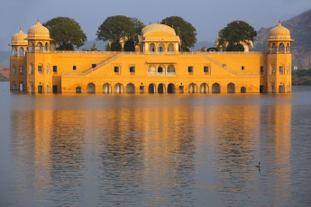 Jal Mahal und Man-Sagar-See in Jaipur, Rajasthan. Das Jal Mahal wurde im Rajput- und Mogulstil erbaut - Foto von Don Mamosser