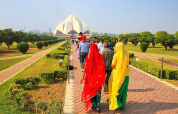 Menschen laufen zum Lotustempel in Neu Delhi und wieder weg. Der wichtigste Bahai-Tempel Indiens - Foto von Don Mamosser