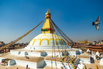 Der Boudhanath Stupa ist mit seinem gewaltigen Mandala einer der größten kugelförmigen Stupas der Welt. Um sie herum befinden sich mehr als fünfzig tibetische Klöster - Foto von Vaganundo_Che