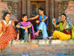 Junge Frauen in farbenfroher traditioneller Kleidung verkaufen Schmuck auf dem Durbar Square in Kathmandu - Foto von photopictures