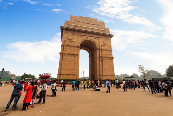 Besucher und Einheimische versammeln sich um das India Gate an der Rajpath Road. Dies ist ein Kriegsdenkmal zum Gedenken an die Tausenden von Soldaten der britisch-indischen Armee, die während des Zweiten Weltkriegsgefallen sind.