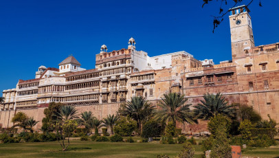 Blick aus dem Garten des Junagarh Forts in Bikaner, eine der wenigen Festungen des Landes, die nicht auf einem Hügel errichtet wurden. Die moderne Stadt entwickelte sich um den Komplex herum, der in der trockenen Wüste Thar in Rajasthan liegt.