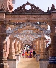 Der Eingang zum Hindu-Tempel Sachiya Mata in Osian bei Jodhpur. Der historische Tempel stammt aus dem achten Jahrhundert und ist der Muttergöttin gewidmet, nach der der Tempel benannt wurde.