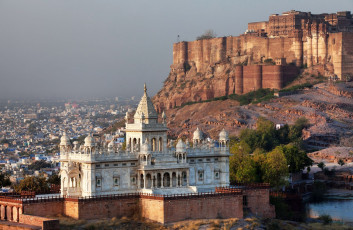 Das Jaswant Thada Mausoleum wurde für Maharaja Jaswant Singh ll von seinem Sohn erbaut und diente als Begräbnisstätte für die Rajputen-Herrscher von Marwar. Im Hintergrund dominiert das Mehrangarh Fort die Landschaft.