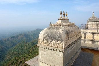 Panoramablick von der Spitze der Mewar-Festung von Kumbhalgarh auf der Westseite der Aravalli-Kette in Rajasthan. Das Fort ist eine der größten Festungsanlagen der Welt und wird oft als "Große Mauer von Indien" bezeichnet.