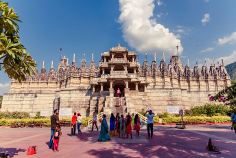 Gläubige und Touristen vor dem Haupteingang des Ranakpur-Hindu-Tempels in Rajasthan. Mit dem Bau des Tempels wurde im 15. Jahrhundert begonnen, nachdem ein Jain-Geschäftsmann eine göttliche Vision hatte