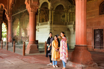 Einheimische Besucher machen ein Selfie vor dem Pfauenthron im historischen Roten Fort in Delhi. Mogulherrscher Shah Jahan, der während des goldenen Zeitalters der Mogul-Dynastie regierte, ließ den Thron für seine Privataudienzhalle errichten. Das Fort ist heute ein Weltkulturerbe der UNESCO.