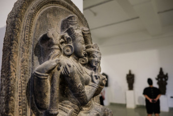 Die steinerne Statue einer Hindu-Göttin im Nationalmuseum von Neu-Delhi, das 1949 eingeweiht wurde. Das Museum beherbergt Schätze aus über 5.000 Jahren Kulturerbe aus aller Welt und ist das größte in Delhi.