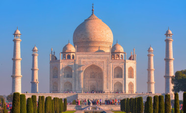 Das erstaunliche und weltberühmte Taj Mahal bei Sonnenaufgang. Dieses Mausoleum aus weißem Marmor steht am rechten Ufer des Yamuna-Flusses in Agra, Uttar Pradesh