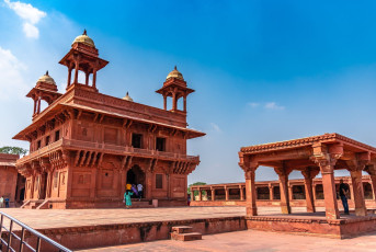 Der Privataudienzsaal (Diwan-i-Khas) in der Palaststadt von Fatehpur Sikri wurde von Kaiser Akbar im persischen Baustil errichtet. In der Mitte des Saals befindet sich eine riesige, kunstvoll gefertigte Steinsäule.