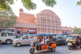 Das Hawa Mahal in Jaipur wurde aus rotem und rosafarbenem Sandstein erbaut und hat eine einzigartige Fassade mit einem Netz aus kleinen Fenstern, durch die die königlichen Damen das Leben auf der Straße beobachten konnten, ohne selbst gesehen zu werden. Es ist das höchste Gebäude der Welt, das ohne Fundament gebaut wurde.