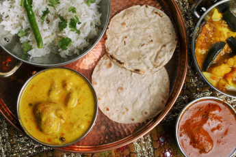 Auf Kichererbsenmehl und Joghurt basierende Gerichte sind eine Spezialität der Küche Gujarats - Foto von PI