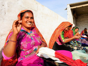 Frauen aus der Wüste im indischen Gujarat, Bhuj, nähen ethnische Kleidung - Foto von Rafal