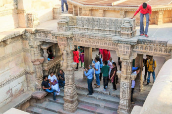 Inder besuchen den Adalaj-Stufenbrunnen in Ahmedabad, Gujarat - Foto von Sira Anamwong