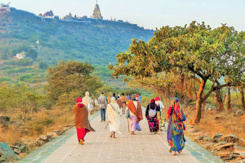 Pilger laufen in Richtung Palitana-Tempel, Gujarat - Foto von misio69