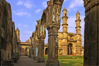Ruinen einer alten Moschee in Champaner, Gujarat - Foto von Igor Plotnikov
