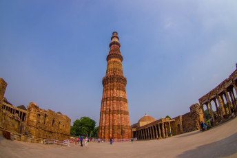 Eine Stätte des UNESCO-Weltkulturerbes im südlichen Delhi: Qutub Minar wurde im 13. Jahrhundert erbaut. ©  Fotos593 / Shutterstock