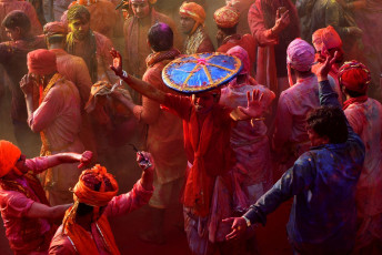 Lathmar Holi, ein hinduistisches Fest, wird von vielen Menschen in den Städten Brindavan, Barsana und Nandgaon gefeiert. © PRASHANT VAIDYA / Shutterstock