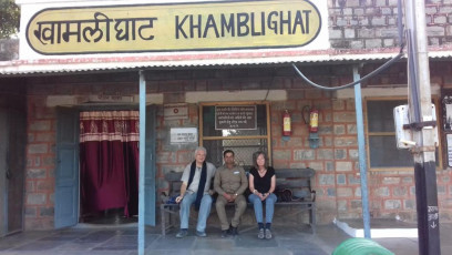 Unsere Gäste Familie Behrens aus Deutschland am Bahnhof Kamlighat bei Deogarh, Rajasthan