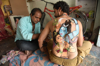Die indische Tradition des Tätowierens reicht Tausende von Jahren zurück. Hier lässt sich ein Mann ein Henna-Tattoo aufmalen, bevor er an einer religiösen Hindu-Zeremonie in Ujjain teilnimmt.