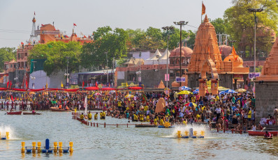 Während der Simhastha Kumbh Mela, die alle zwölf Jahre in Ujjain stattfindet, versammeln sich Tausende von Gläubigen an den Ghats des Flusses Shipra, um im heiligen Wasser zu baden. Das Fest dauert zwölf Tage und ist eines der beliebtesten religiösen Festlichkeiten der Hindus im Land.