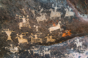 Die ältesten Felsmalereien in den Bhim-Baithika-Felsen in der Nähe von Bhopal sind rund 5 000 Jahre alt. Die Satkunda-Malereien stellen Alltagsszenen der in dieser Region lebenden Waldstämme dar. Einige Höhlen sind zum Weltkulturerbe der UNESCO erklärt worden.