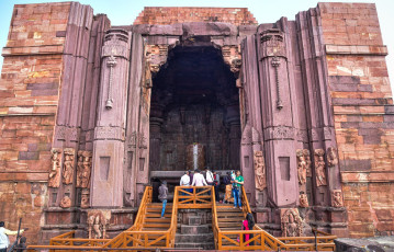 Der Bau des unvollständigen Bhojeshwar-Hindu-Tempel in Bhojpur in Madhya Pradesh wurde im 11. Jahrhundert begonnen, aber aus unbekannten Gründen aufgegeben. Die Baupläne sind auf nahe gelegenen Felsen eingraviert. Das Allerheiligste beherbergt einen riesigen Lingam.