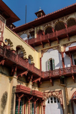 Das 130 Jahre alte Prithvi Vilas Palace Hotel in Jhalawar war früher das Jagdschloss der Maharajas. Der Familie ist es gelungen, die authentische Pracht dieses schönen Gebäudes zu bewahren, obwohl moderne Annehmlichkeiten für den Komfort der Gäste sorgen.