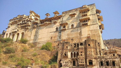 Das Taragarh Fort aus dem 14. Jahrhundert war für seine strategische Bedeutung, seine Stärke und seine komplizierte Architektur bekannt. Es liegt hoch oben und ist von spektakulären Tunneln durchzogen, die den steilen Berghang durchziehen.