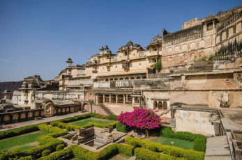 Der prächtige Bundi-Palast in Rajasthan beherbergt heute die berühmte Bundi School of Art. Obwohl er weniger bekannt ist, ist er einer der größten Paläste in Indien.