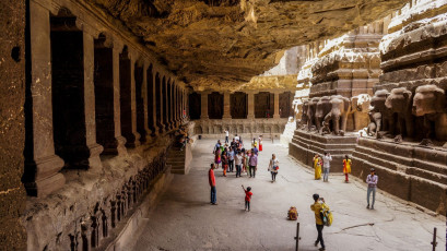Der verschütette Kailashnath-Tempel ist der größte der Ellora-Höhlentempel in der Nähe von Aurangabad und das größte aus einem einzigen Stück Fels gehauene Monolithenbauwerk der Welt.