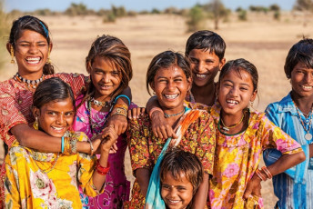 Eine Gruppe von Kindern lächelt für die Kamera in der Nähe von Jaisalmer, Rajasthan, Indien