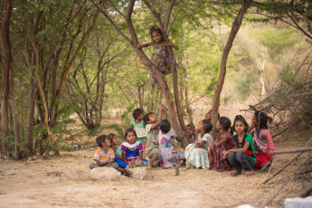 Jeden Nachmittag kommen indische Kinder zusammen, um in der Nähe von Samode Village zu spielen. © KKS Images / Shutterstock