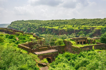 Die Ruinen des Ranthanbore Fort in Rajasthan, Indien  heben sich gegen die satte grüne Landschaft ab. © Dchauy / Shutterstock