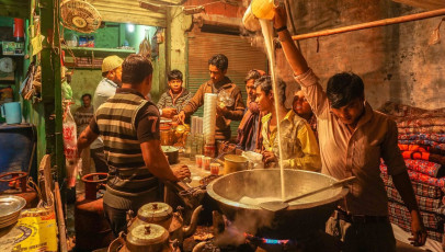 Dampfende Milch vervollständigt traditionellen Chai, ein beliebtes Getränk, das in Indien viele genießen. © saidatulnhmt/ Shutterstock