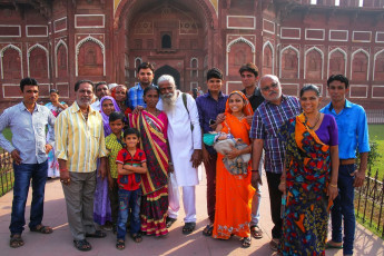Der rote Sandstein des Jahangiri Mahal im Agra Fort in Agra bieten die Kulisse für dieses Familienportrait. © Don Mammoser / Shutterstock