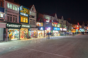 In Shimla, der Hauptstadt von Himachal Pradesh, Indien, sind die Geschäfte auf der Mall Road auch noch spät geöffnet. © saiko3p / Shutterstock