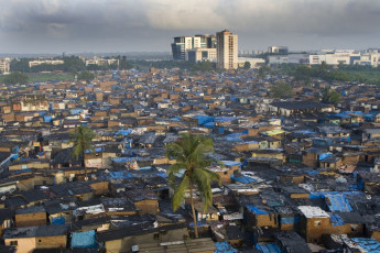 Slumps füllen die Landschaft vor den modernen, wohlhabenden Hochhäusern im Hintergrund. Prem Nagar Goregaon Mumbai, Maharashtra, Indien © bodom / Shutterstock