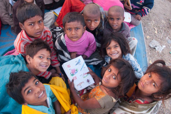 Kinder aus den indischen Dharavi Slums lernen in einer Straßenschule, um ihr Leben zu verbessern. © CRS PHOTO / Shutterstock